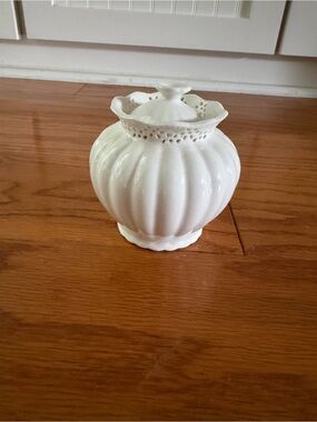 Graces teaware White Ceramic Scalloped Rim Decorative Vase small petal